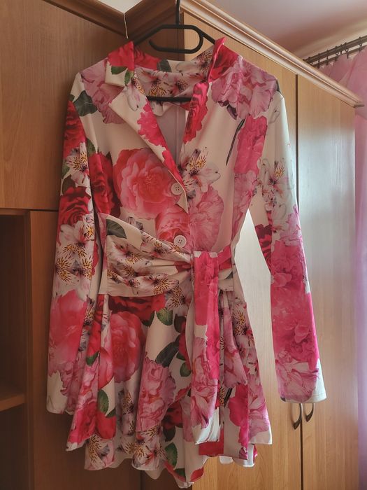 Elegancki kombinezon damski w kwiaty