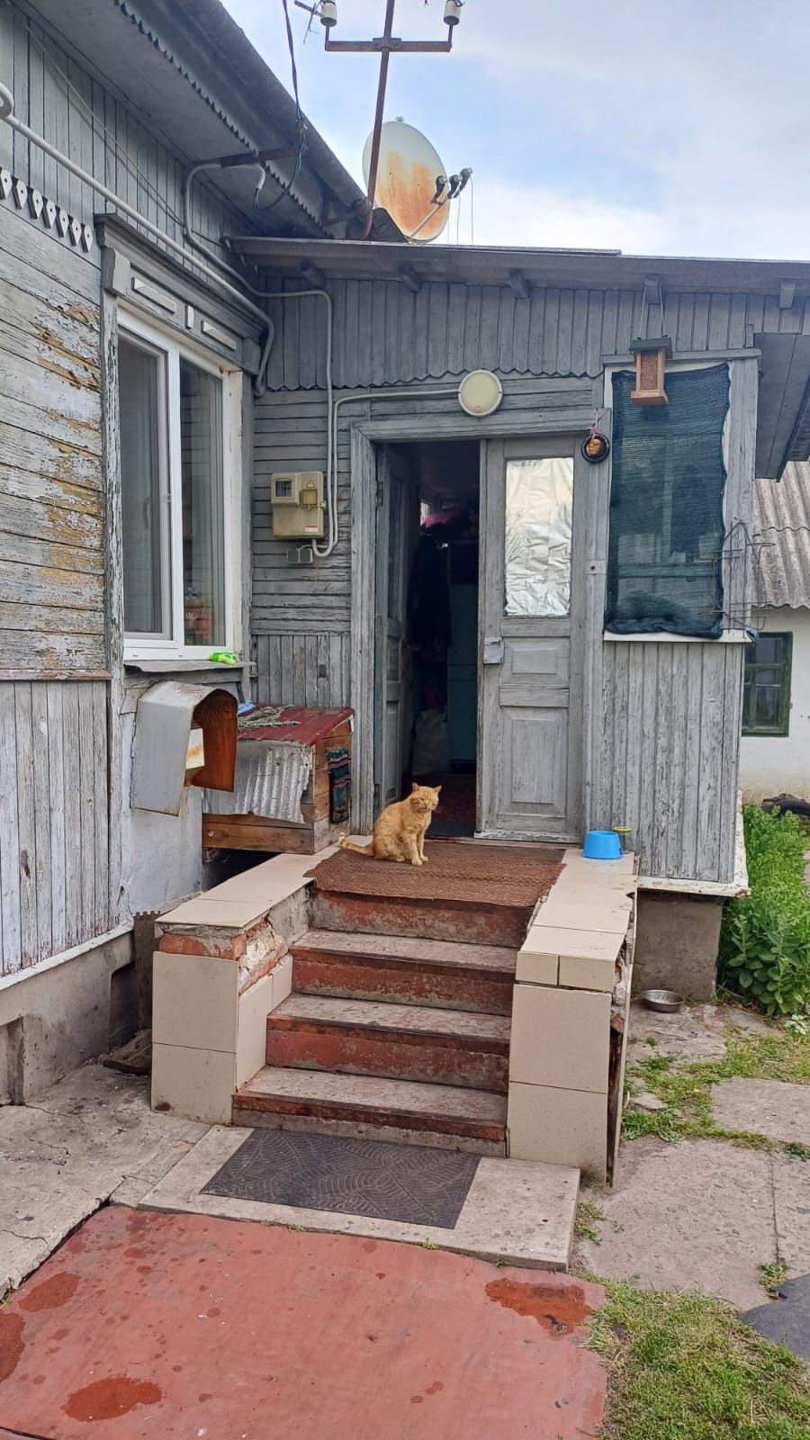 Будинок з гарним подвір'ям