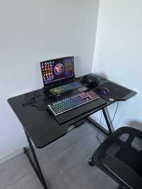 Laptop+fotel+biurko+słuchawki+mysz+klawiatura
