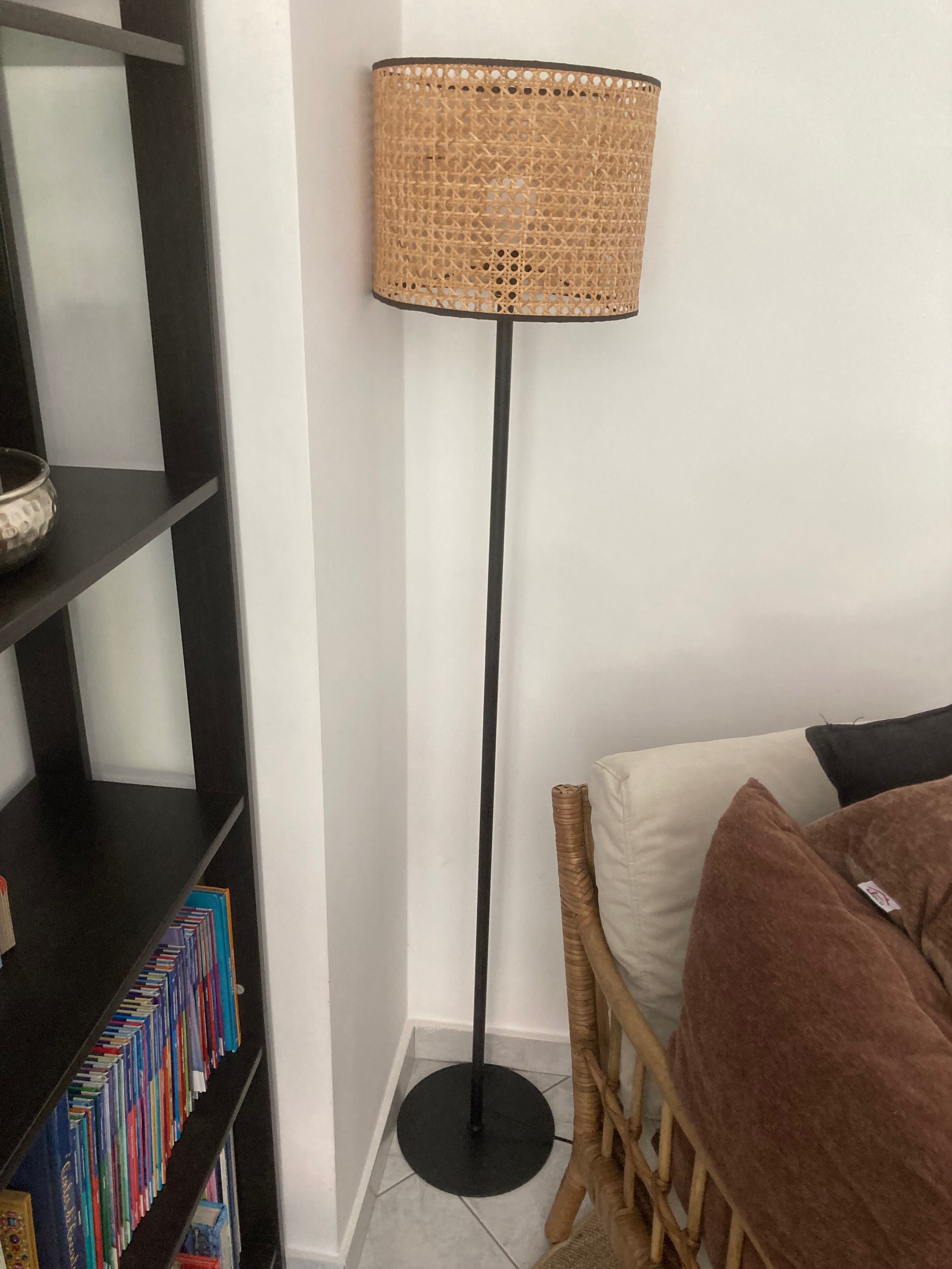Candeeiro de pé, preto e palha