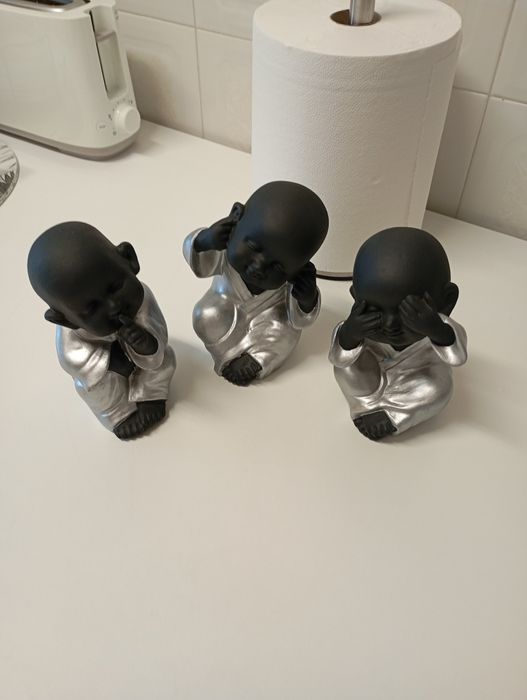 Conjunto de três monges budistas/ Novos.