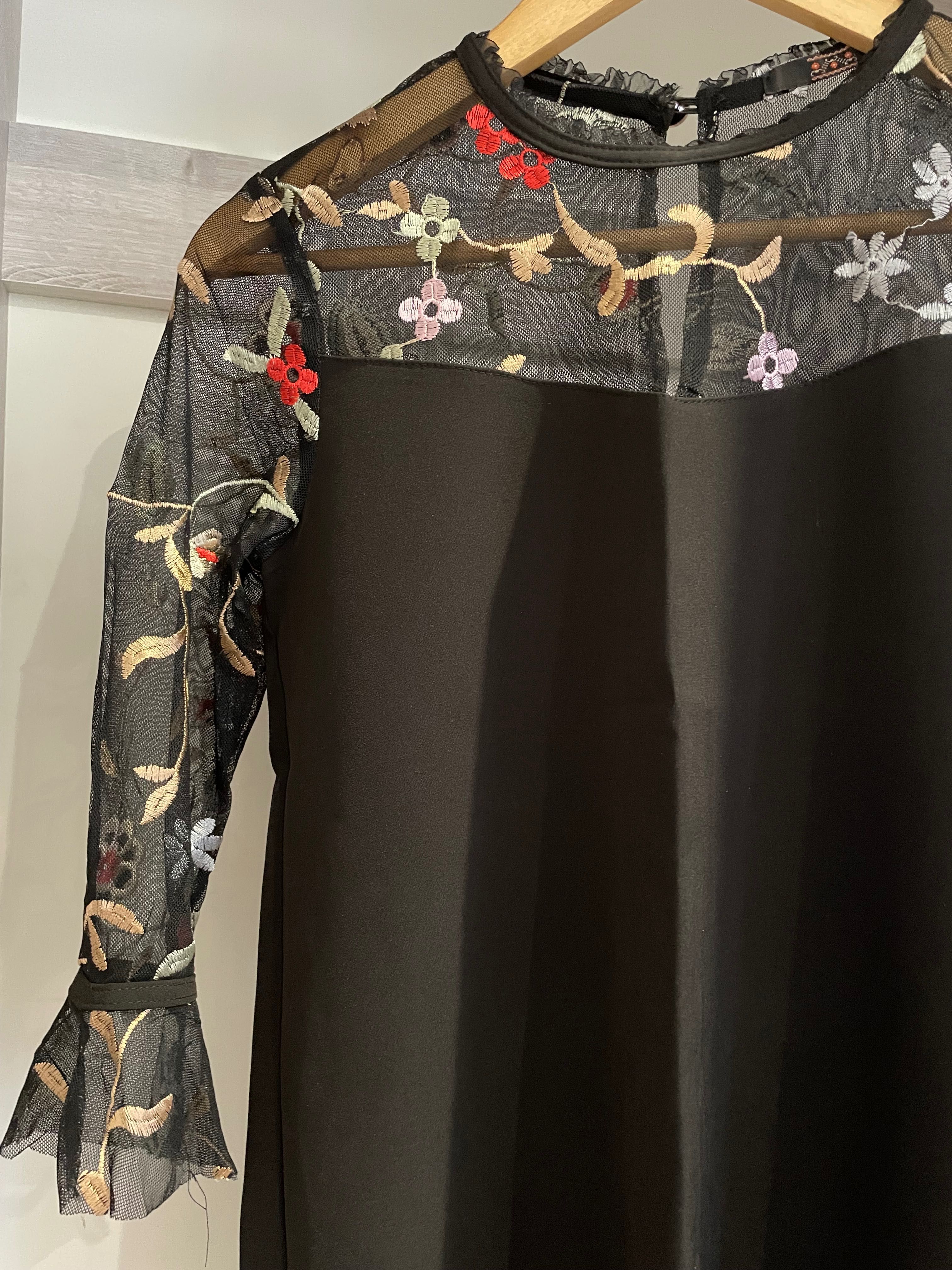 Ошатна жіноча сукня з сіткою та квітковою вишивкою