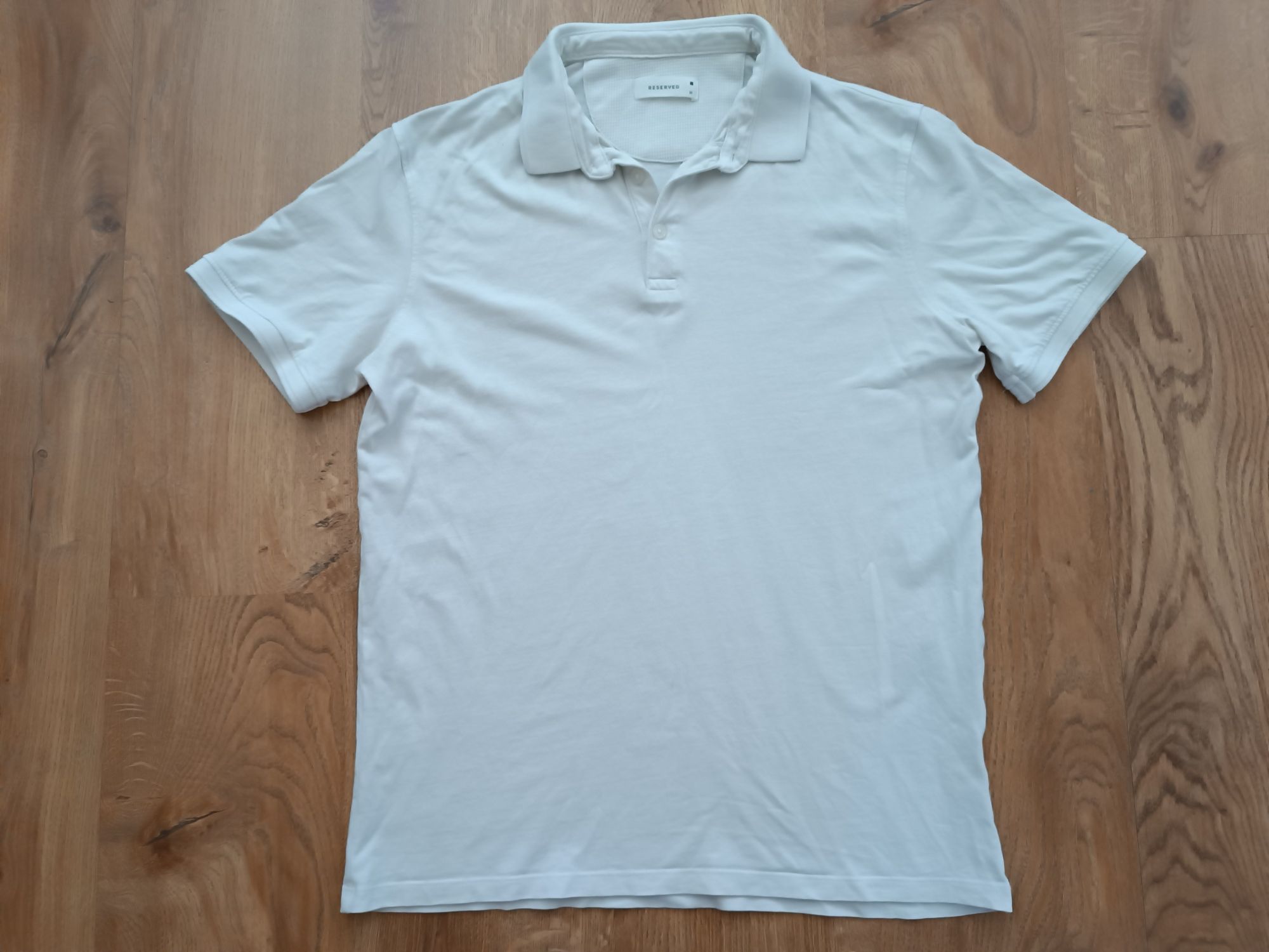 Koszulka męska typu polo z kołnierzykiem Reserved biała rozmiar M.