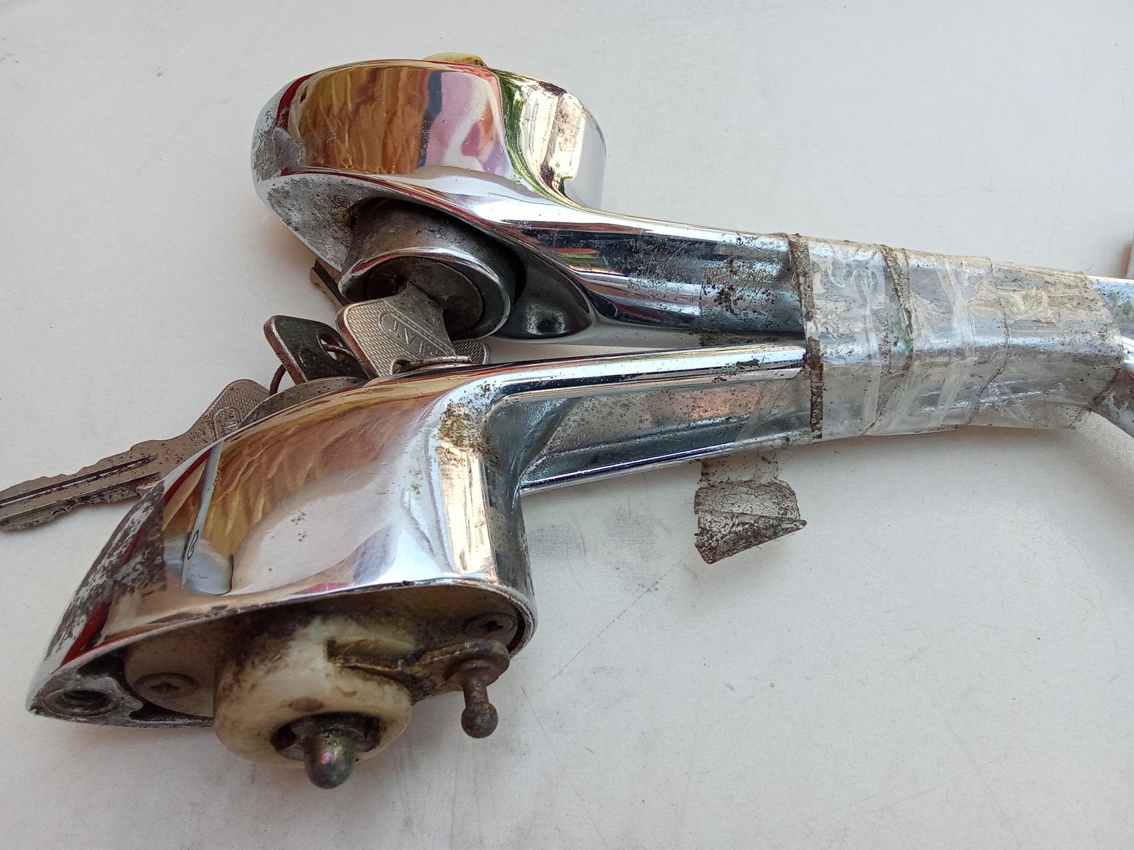 Fechaduras (2) para carros antigos originais com 2 chaves cada 100 eur