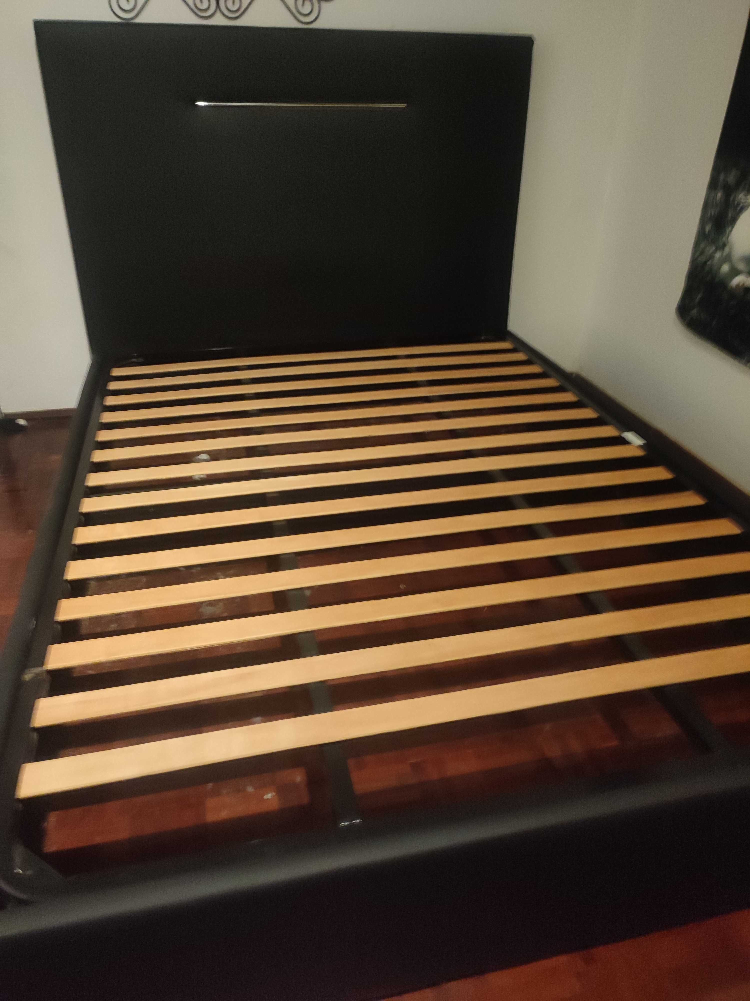 Cama de casal preta + estrado 2mt x 1,5mt alt ,0,80cm S/ colchão