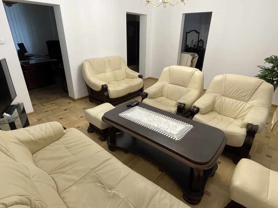 Zestaw Mebli skórzanych Kanapa, ława, fotele i pufy