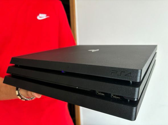 Playsation 4 (1 TB, Pro) com um comando e um jogo (fifa 20)