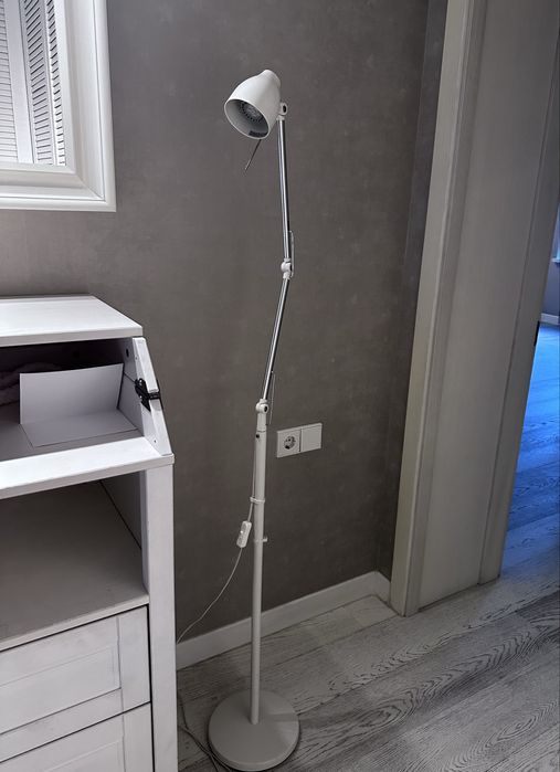 Світильник IKEA для читання