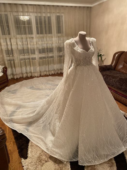 Весільна сукня та шлейф