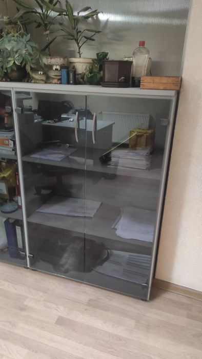 Продам меблі.Столи і шафи.