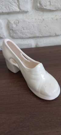 Biały ceramiczny pantofel but