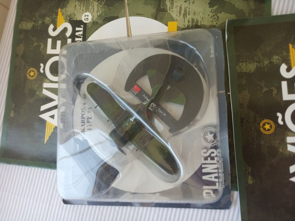 Coleção de 4 AVIÕES + Fascículos
