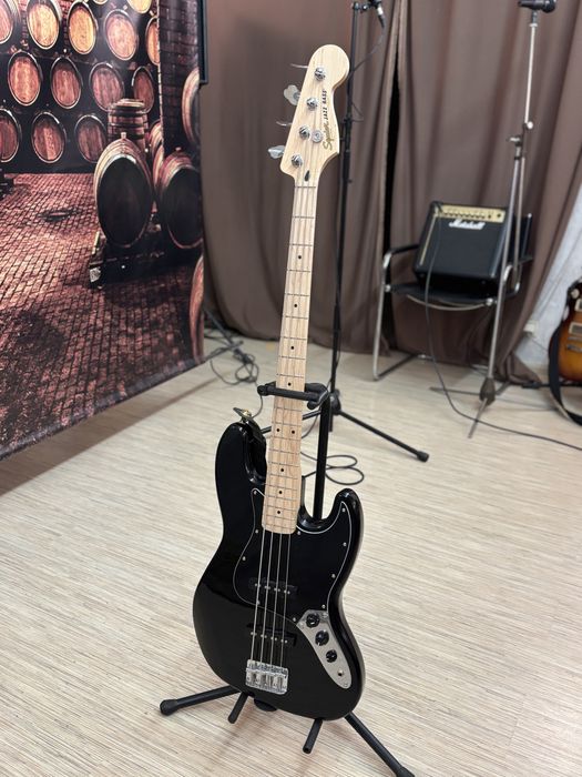 Бас гитара Скваер Джаз-бас. Фендер