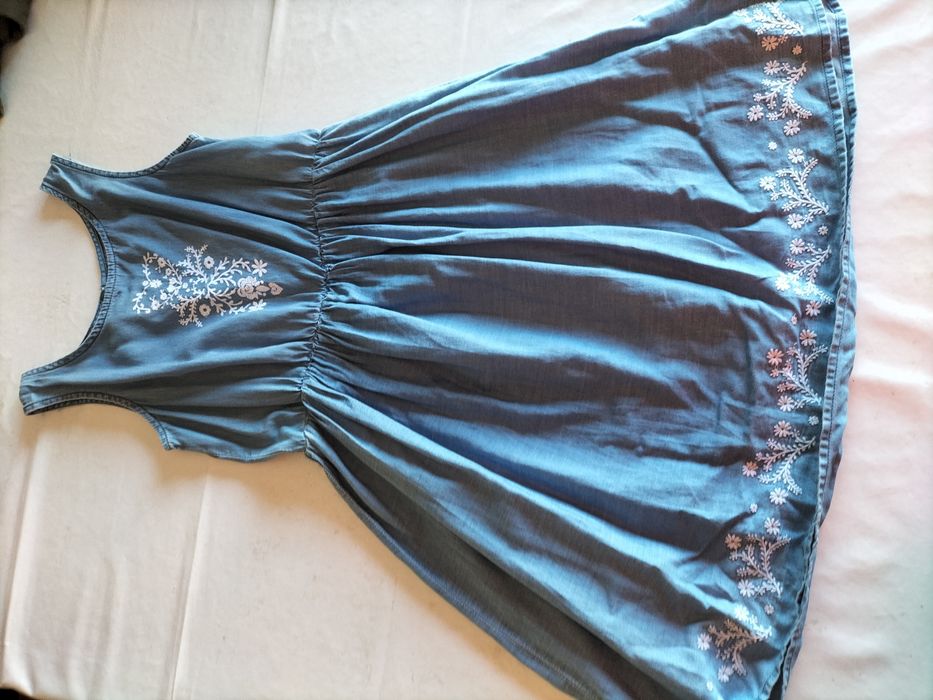 Vestido de ganga com bordados Lefties