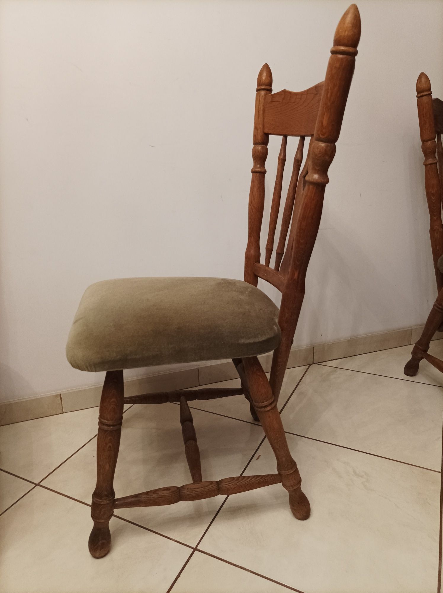 Stare drewniane krzesła 4