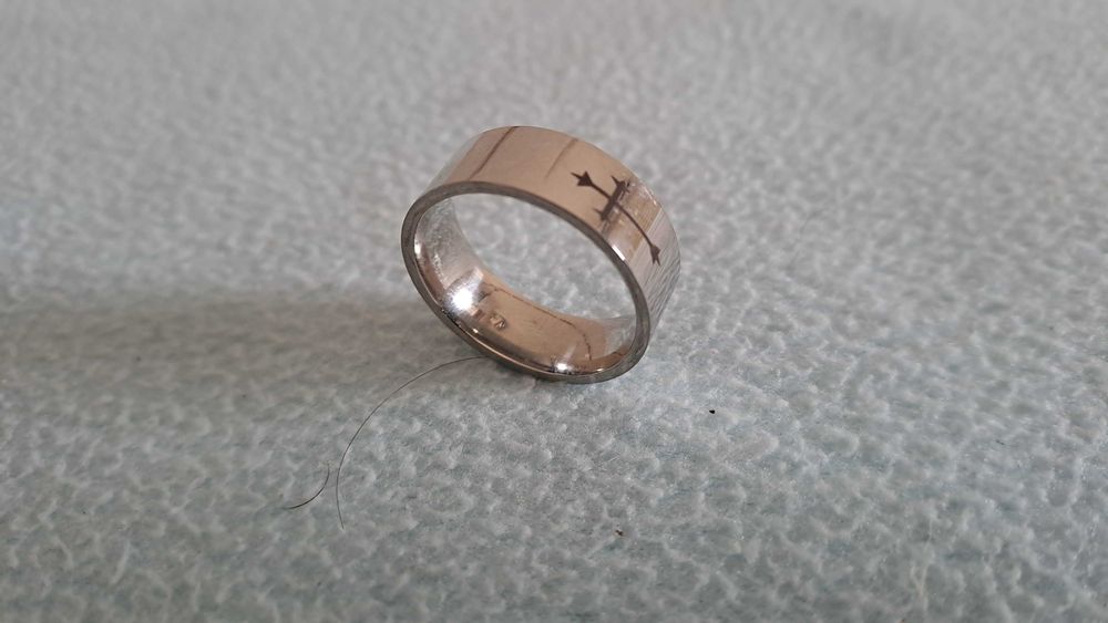 Anel masculino prateado nº 10 em aço inoxidável com cruz. Novo.