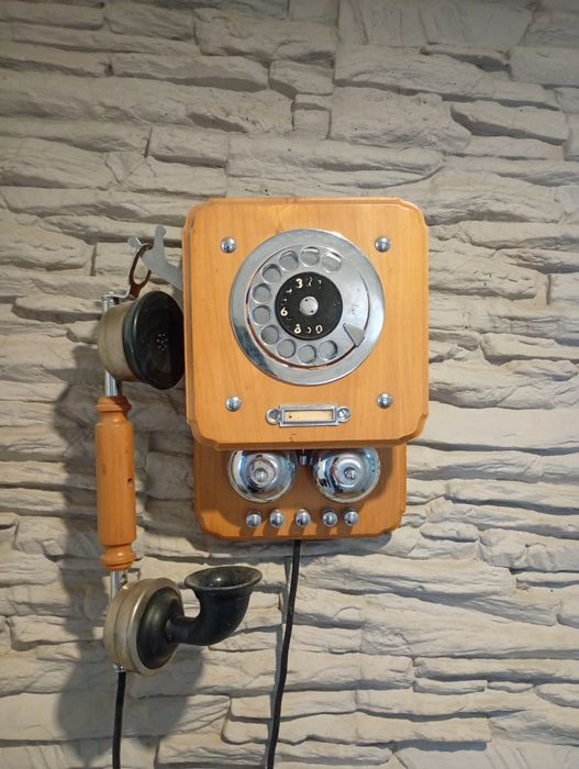 Stary telefon ścienny drewniany wiszący