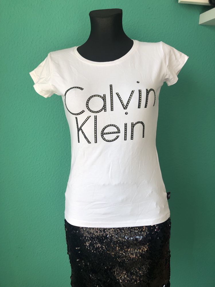 T-shirt Calvin Klein entre outros artigos
