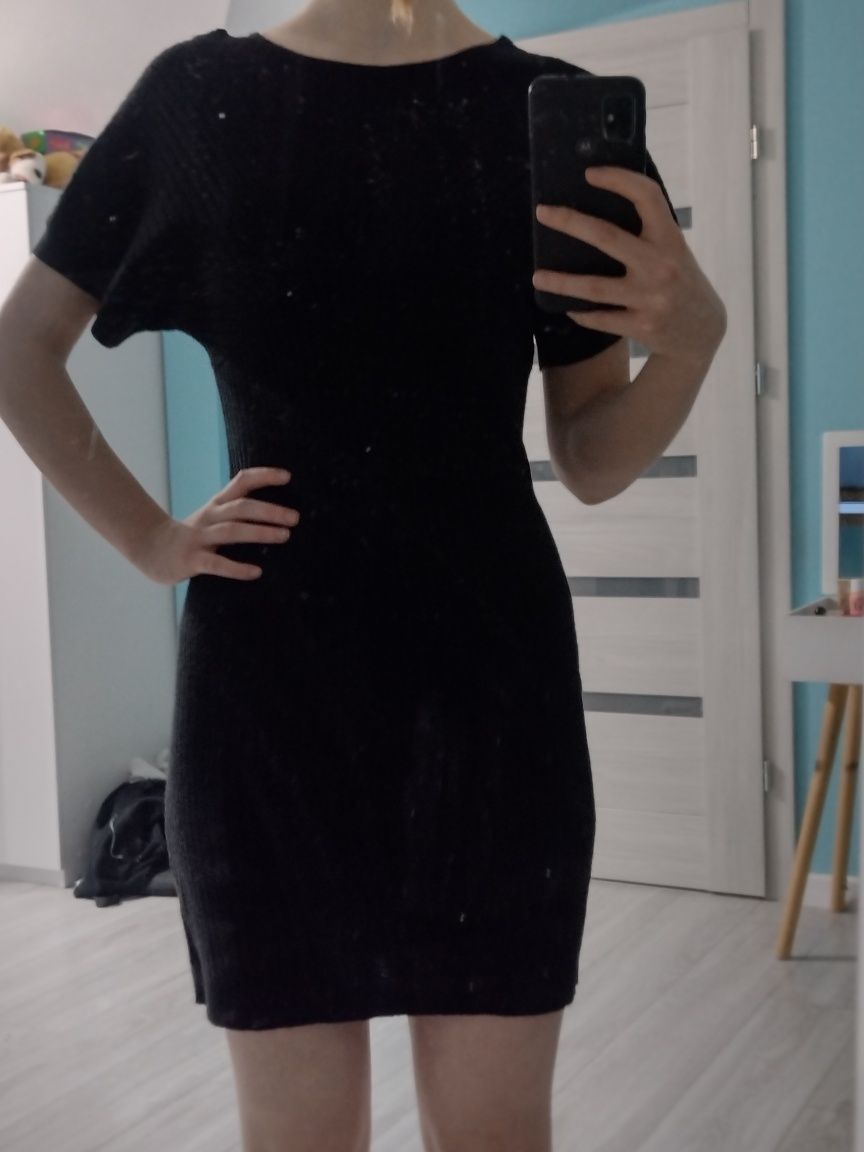 Czarna sukienka prążkowana