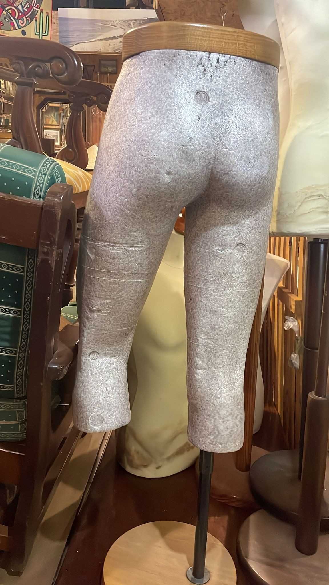 Manequim antigo, meio corpo masculino