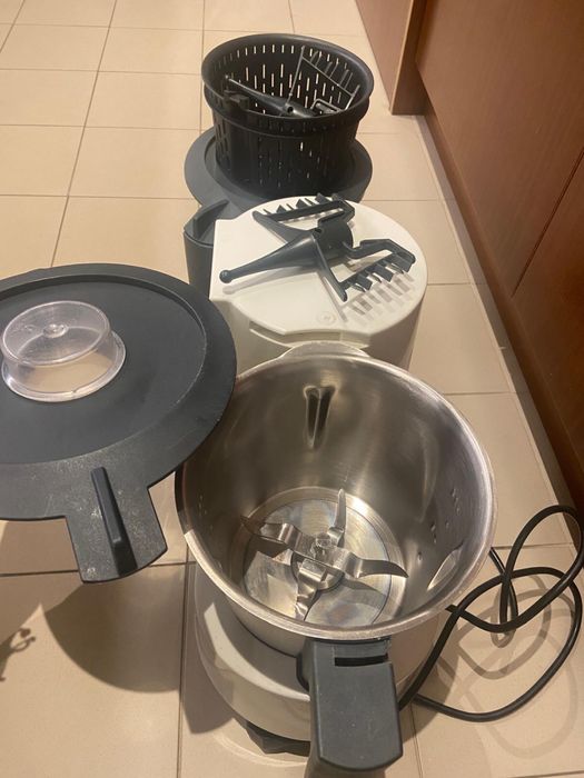 Yammi 1 c/ 2 copos a funcionar