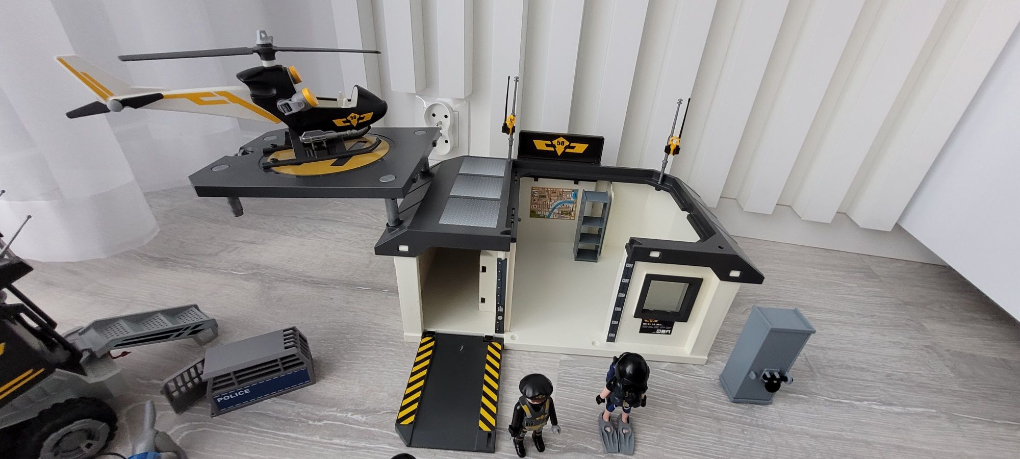 Pojazd Grupy Specjalnej z Bazą PLAYMOBIL