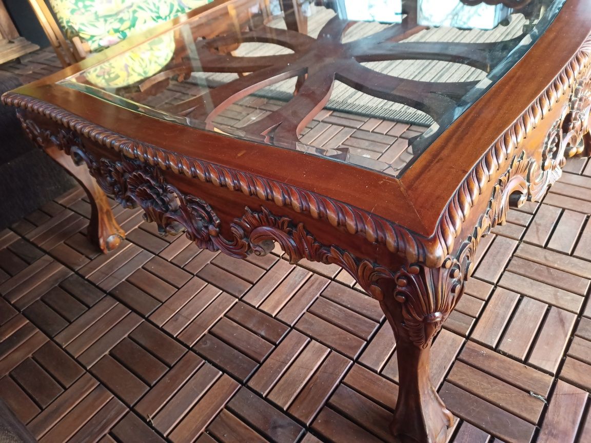 Piękna drewniana rzeźbiona ława, stolik.