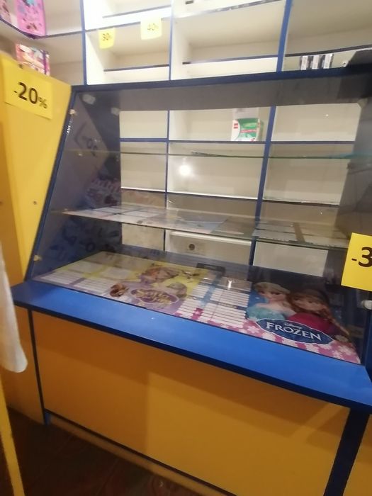 Торгове обладнання, полки та вітрини