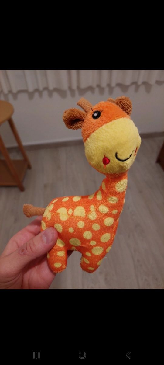 Pequena girafa de peluche