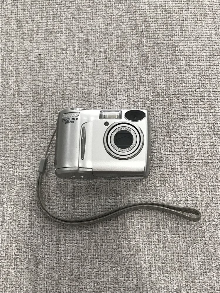 Nikon Coolpix 5600 Camera