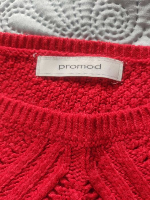 Czerwony sweter Promod
