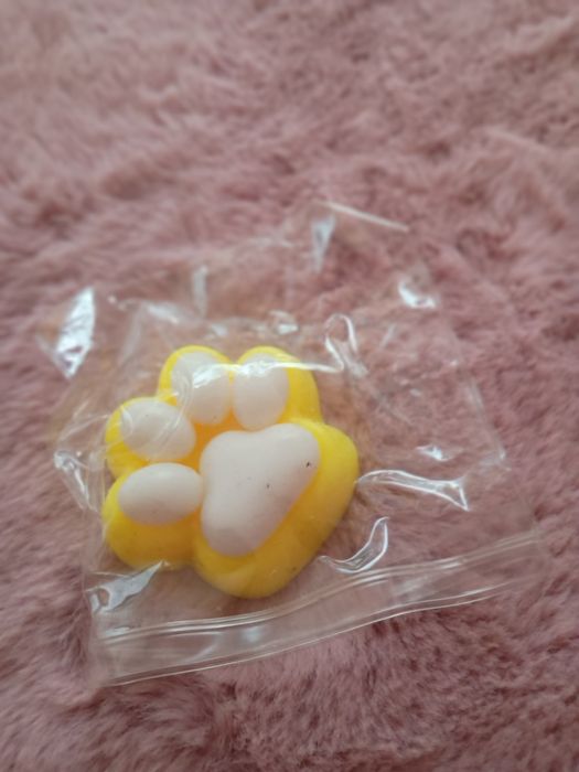 Łapka idealna zabawka zolta