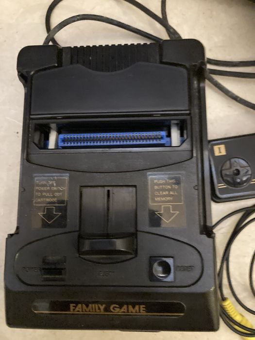 Consola de jogos antiga em bom estado