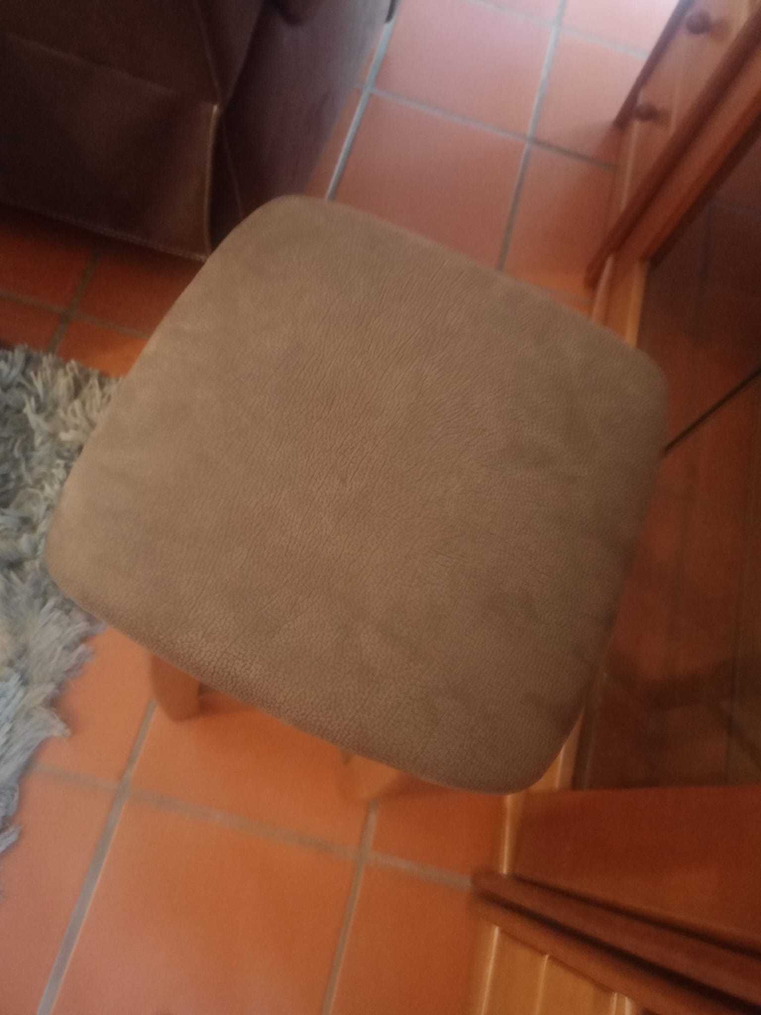 BAR com balcão e dois bancos em madeira de cerejeira maciça americana.
