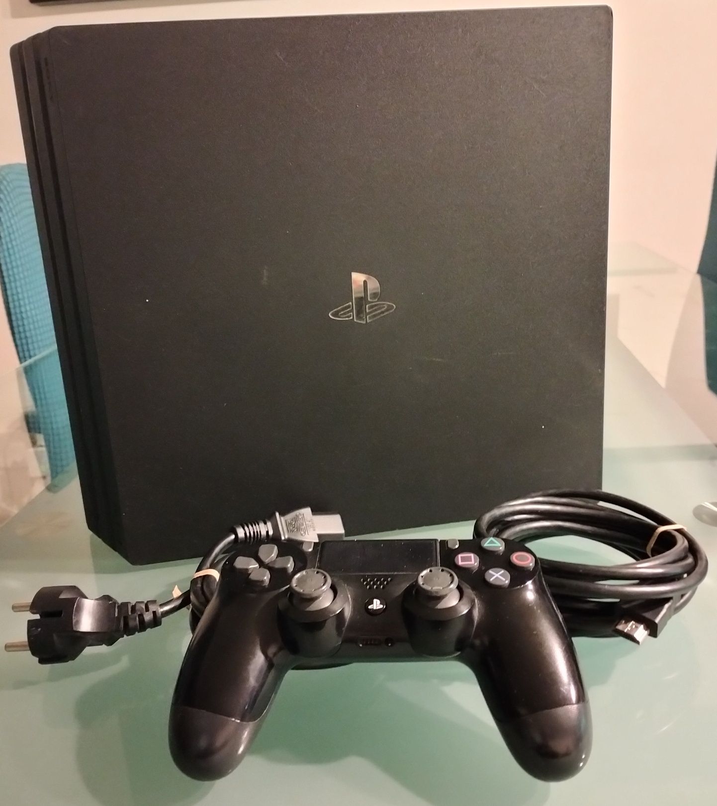 Ps4 Pro com comando, camera e 2 jogos