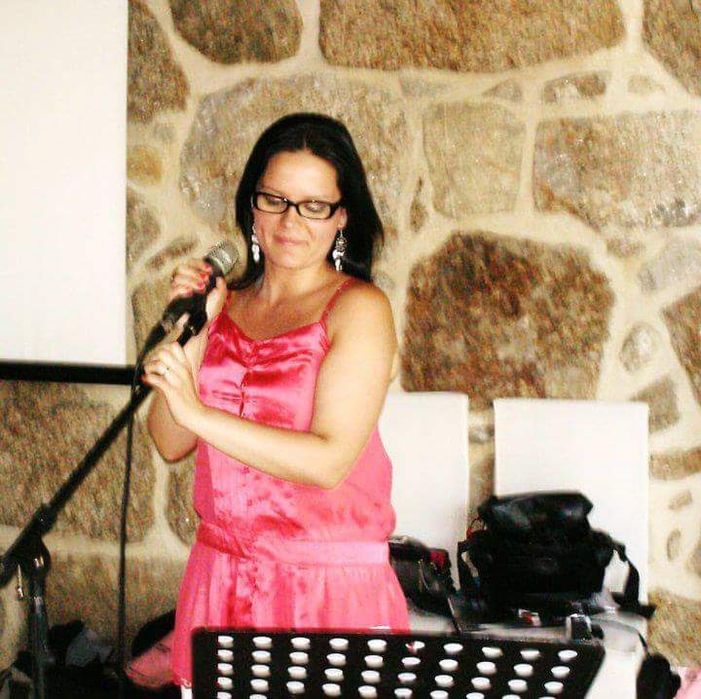 Cantora em eventos procura Banda e trabalhos extra