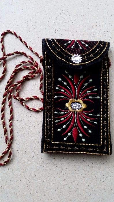 Czarna wyszywana saszetka