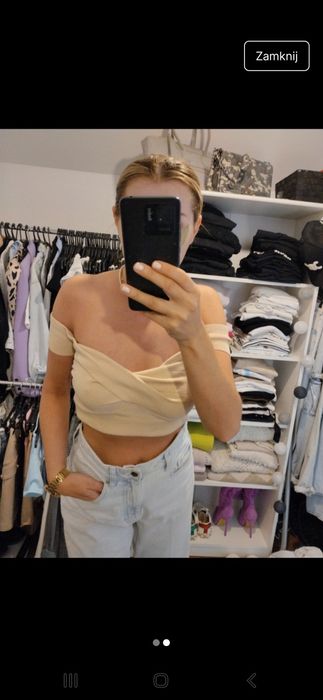 Beżowy crop top dzianiniowy