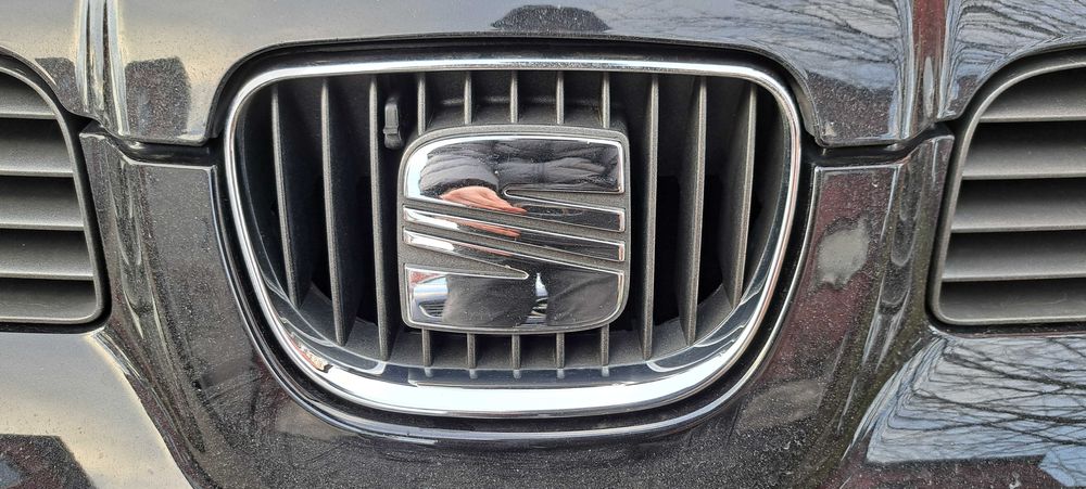 Sprzedam klamke bagaznika oraz kratke środkowa ze znaczkiem seat mk1