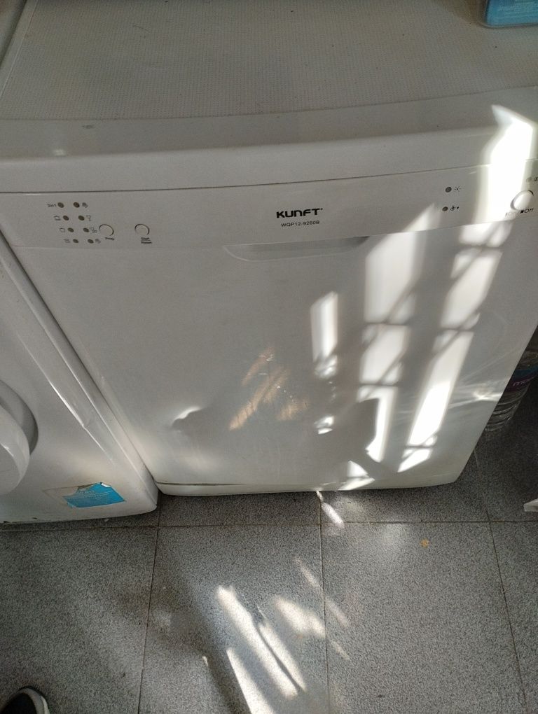 uma máquina de lavar loiça praticamente