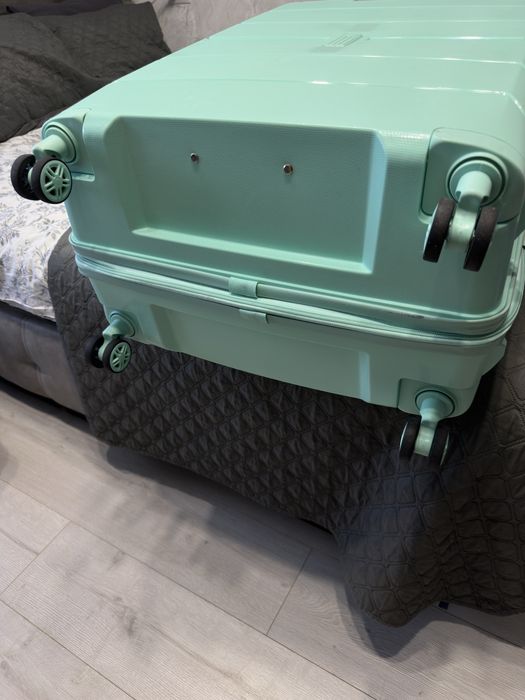 Противоударный чемодан/ вализа, 4 колеса, состояние нового