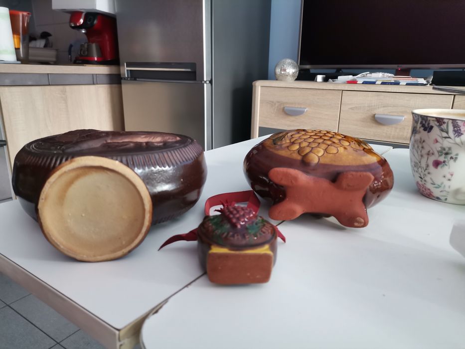 Trzy ceramiczne butelki