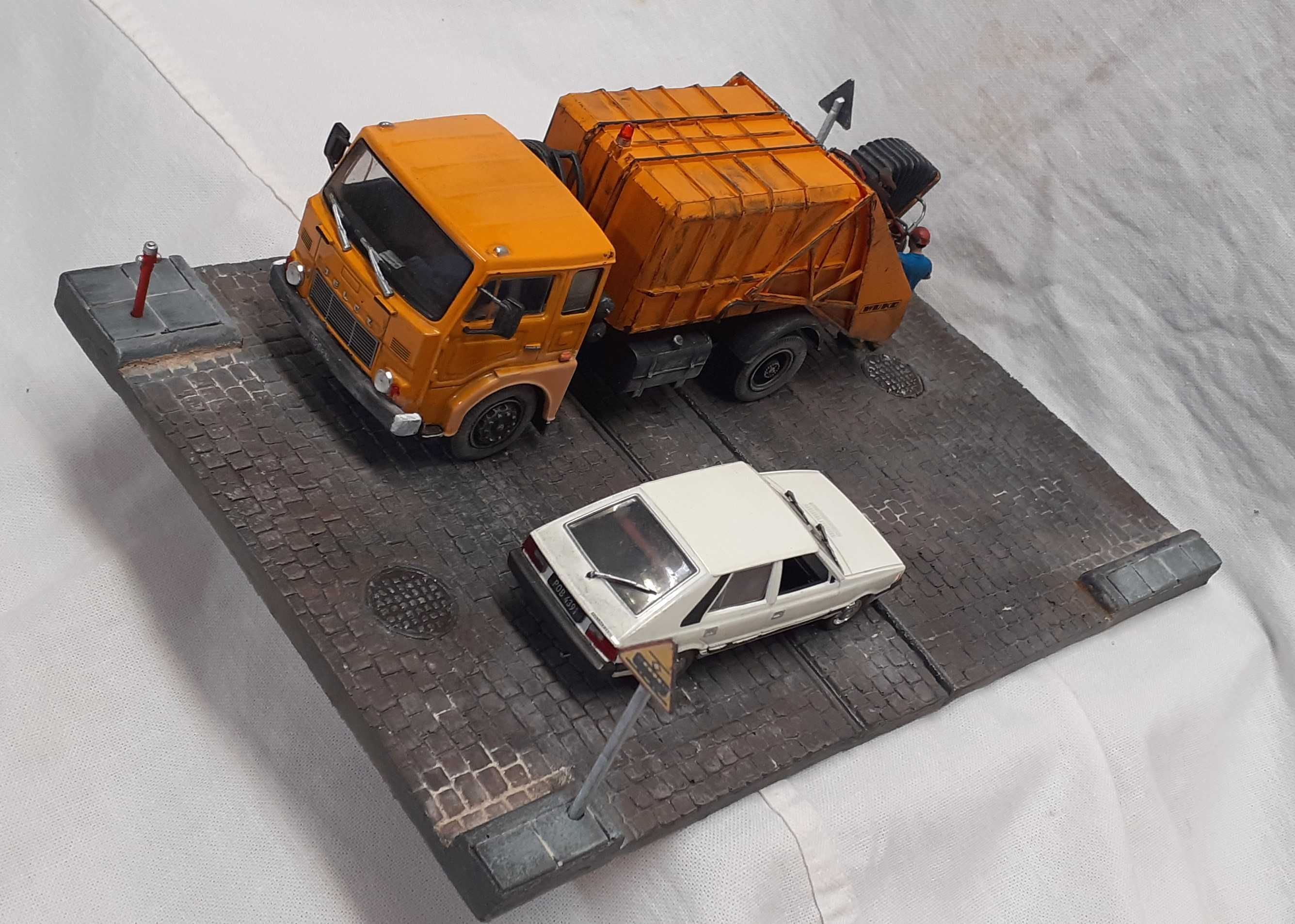 Jelcz 315 śmieciarka i Polonez 1500, diorama, skala 1:43