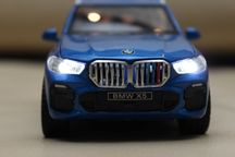 Model samochodu jak BMW X5 1:32 światła dźwięk otwierany