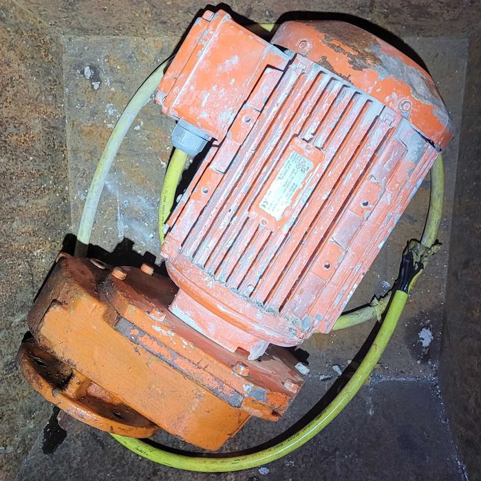 Motoreduktor silnik elektryczny 5.5kW 230/380V 400obr/min 133Nm