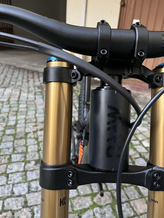 Bicicleta Downhill Raaw Yalla V1 2025