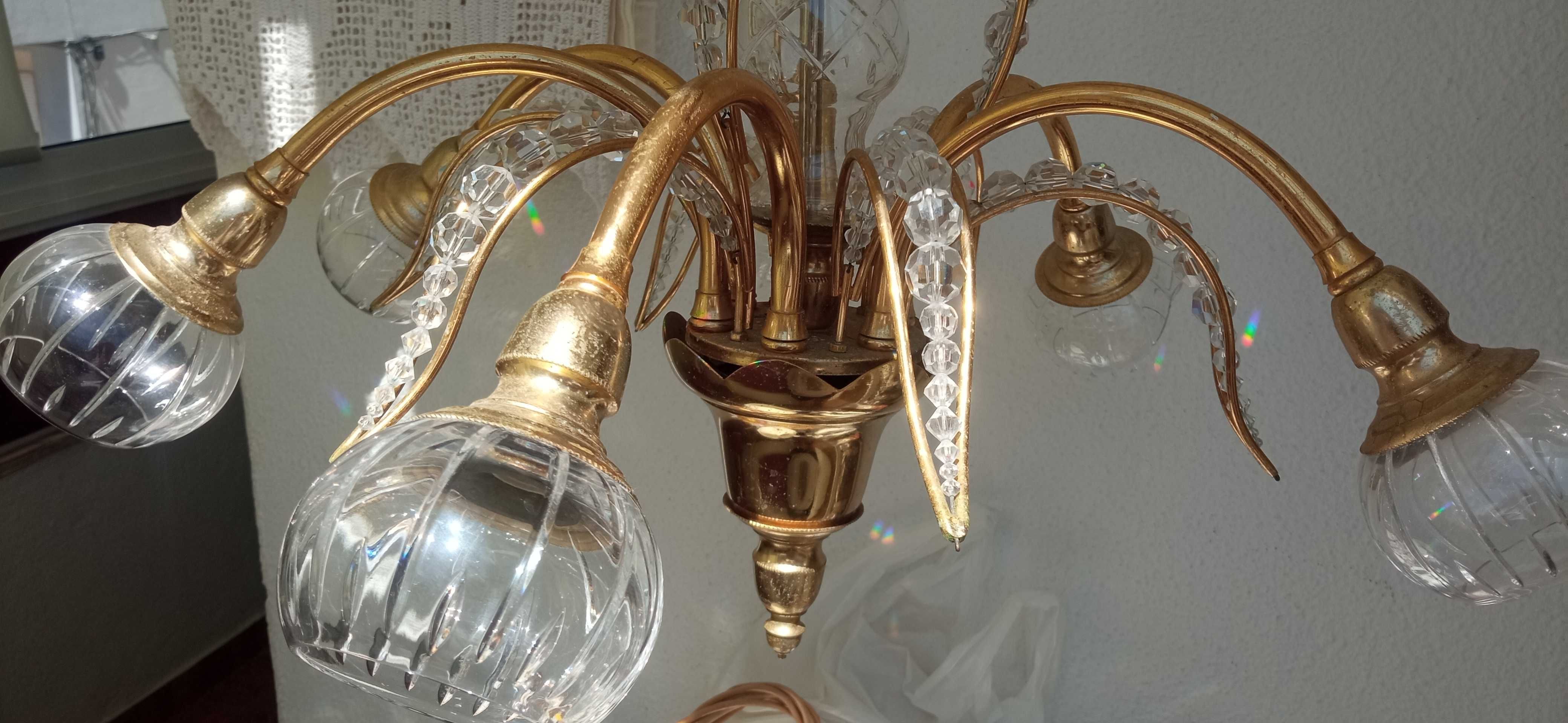 Candeeiro de teto dourado com globos em cristal