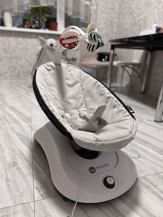 Заколисуючий центр 4moms