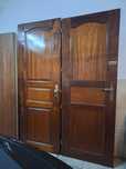 Duas Portas em madeira, com aplicação para ver para o exterior