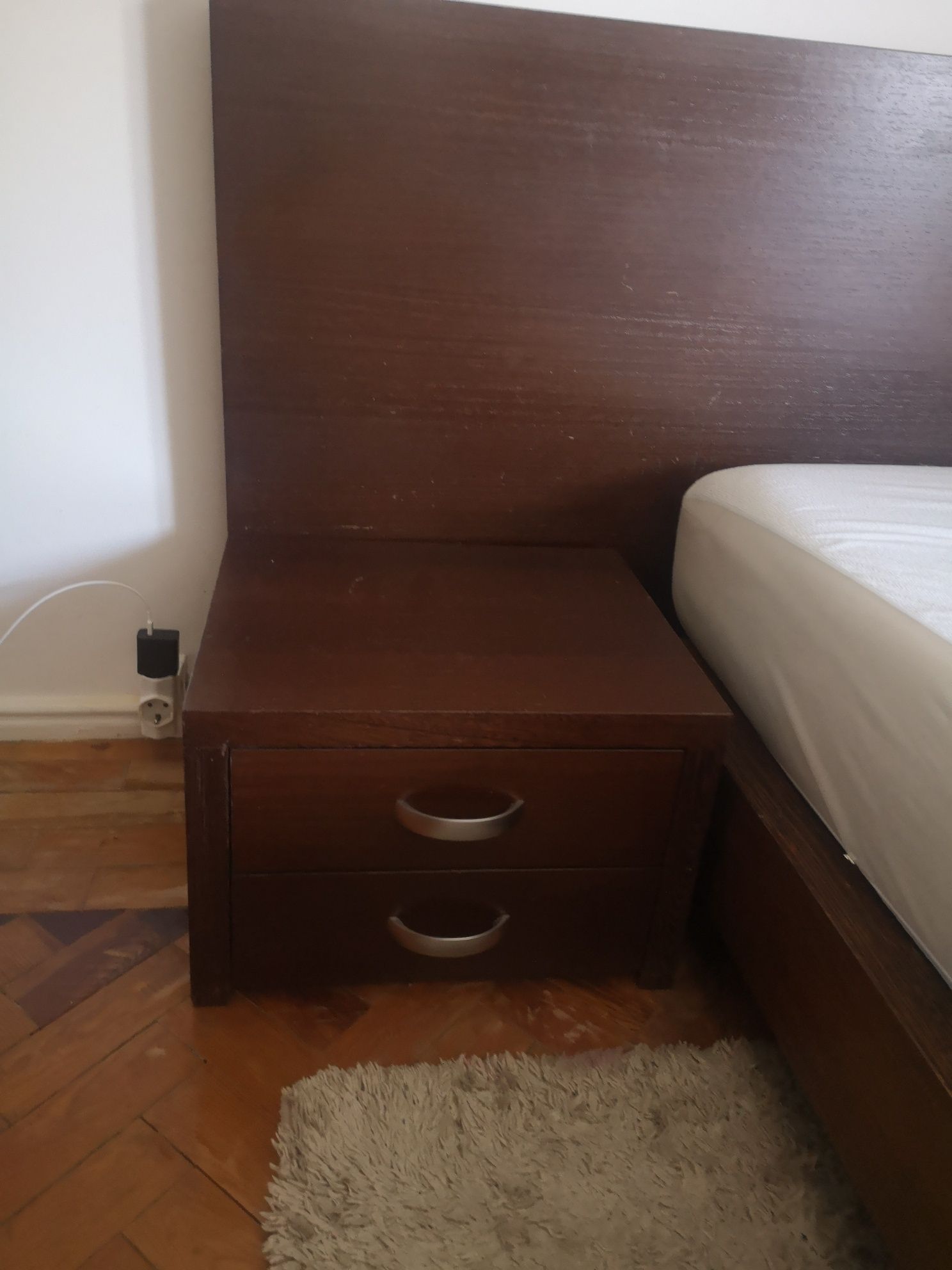 Cama casal com estrado e mesas cabeceira